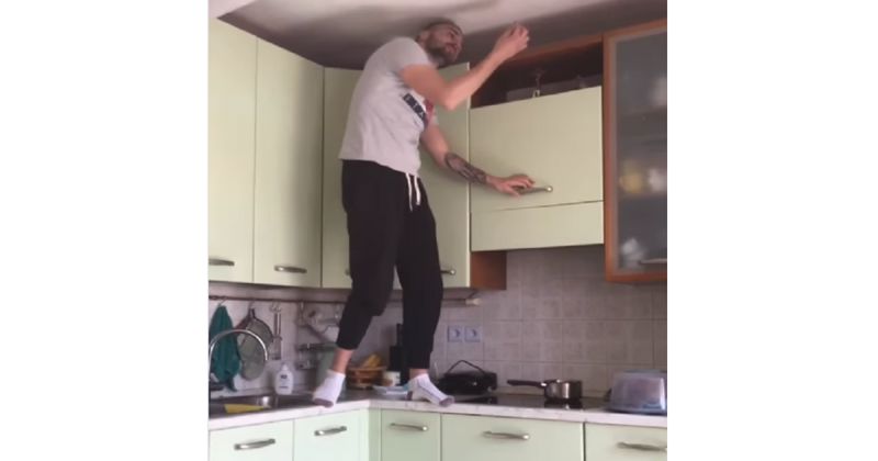 Mama ih je natjerala da očiste vrh kuhinje, njihova urnebesna reakcija nasmijala je regiju