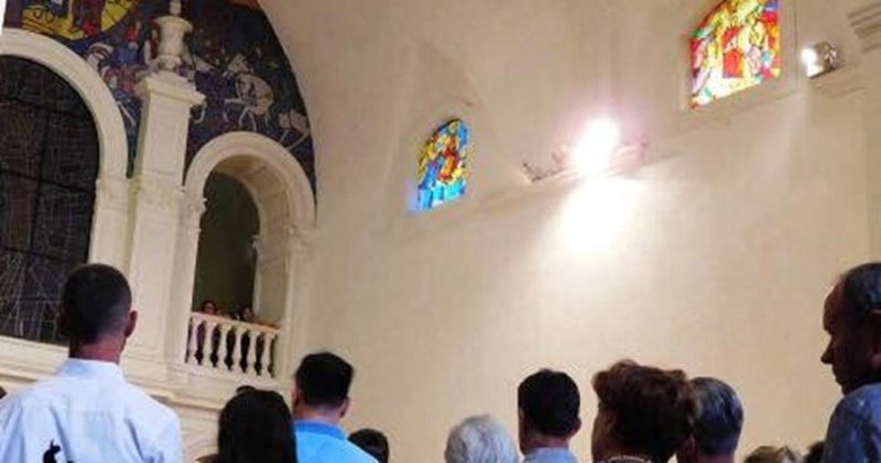 Tip je postao hit u regiji zbog košulje u kojoj je došao na misu. Svi su gledali samo u jedan detalj