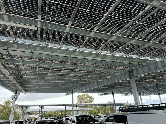 Krov parkirališta prekriven je solarnim pločama