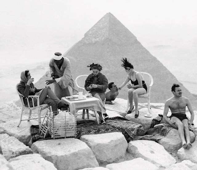 Turisti piju čaj na vrhu jedne od tri najpoznatije egipatske piramide, 1938.