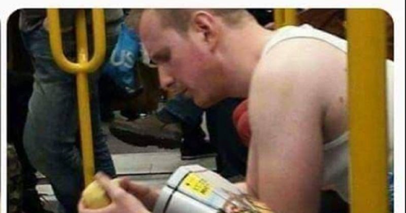 Fotka iz metroa u Poljskoj teški je hit na Fejsu, sve će vam biti jasno kad vidite što radi ovaj tip