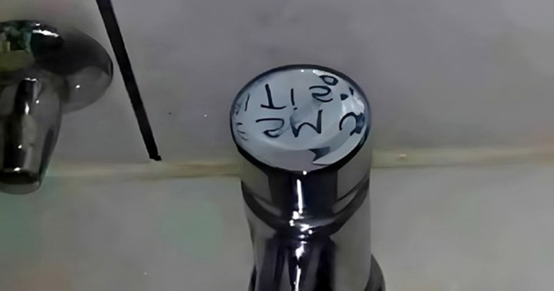 Upute za korištenje viđene u WC-u kafića u Hrvatskoj hit je na FB-u, ekipa je oduševljena rječnikom