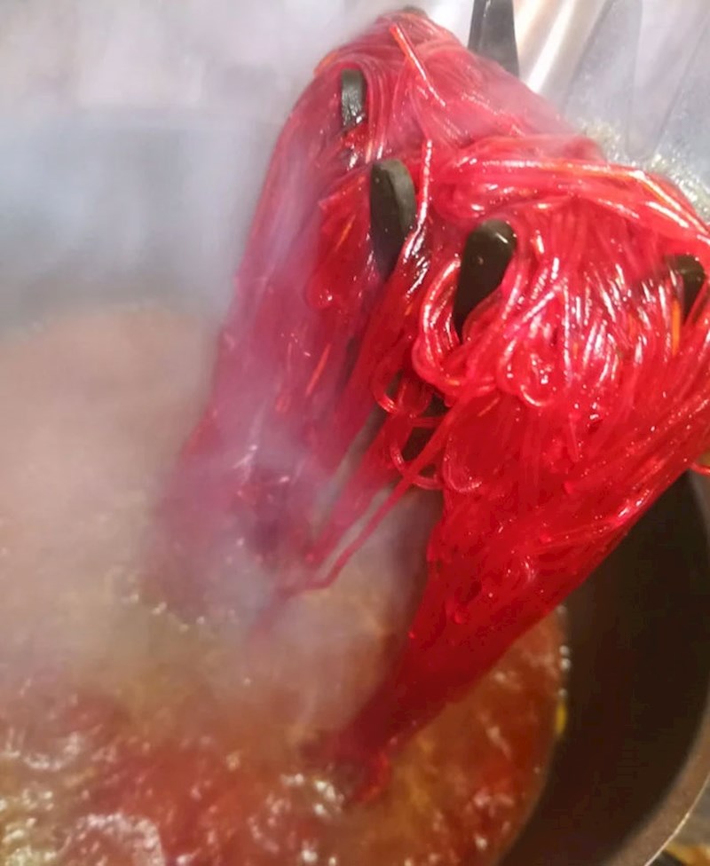 Upravo sam na teži način naučio da je kurkuma + topla voda + rižini rezanci = Sotonina tjestenina. Vrisnuo sam