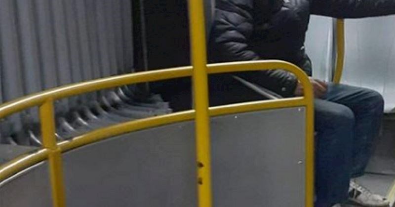 Prizor fotkan u beogradskom javnom prijevozu lajkaju tisuće na popularnoj FB stranici, urnebesan je