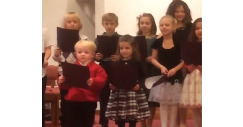 Školska božićna predstava postala je viralna s milijunima lajkova, za sve je kriv komični klinac