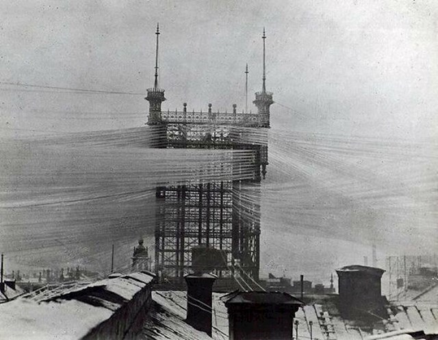 Telefonski toranj, prije spajanja vodova u kabele. U ovom tornju ima 5000 linija (1890.)