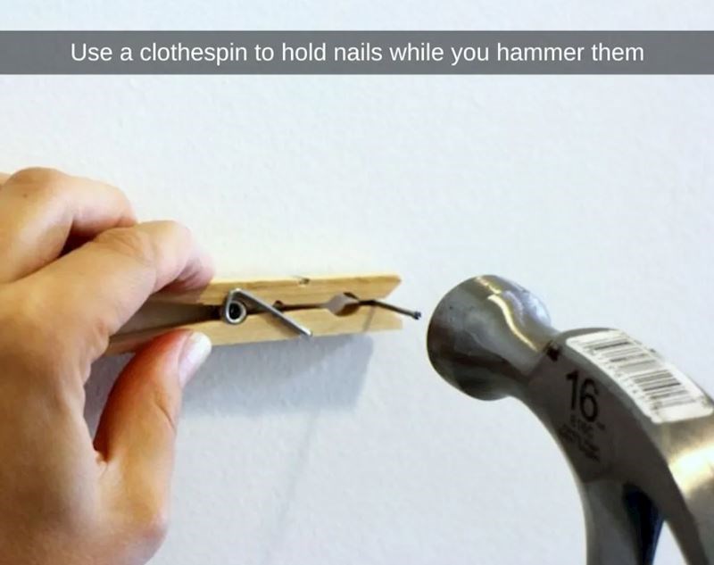 Štipaljkom uhvatite čavao kako ne biste ozlijedili prste