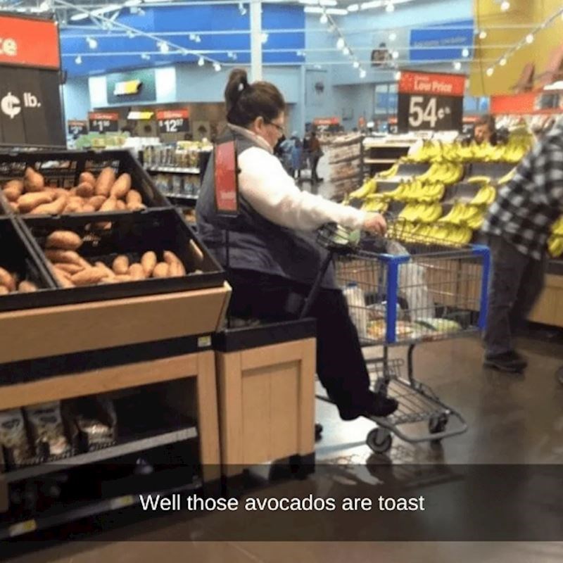 Dok čeka red, odlučila je malo odmoriti na avokadu