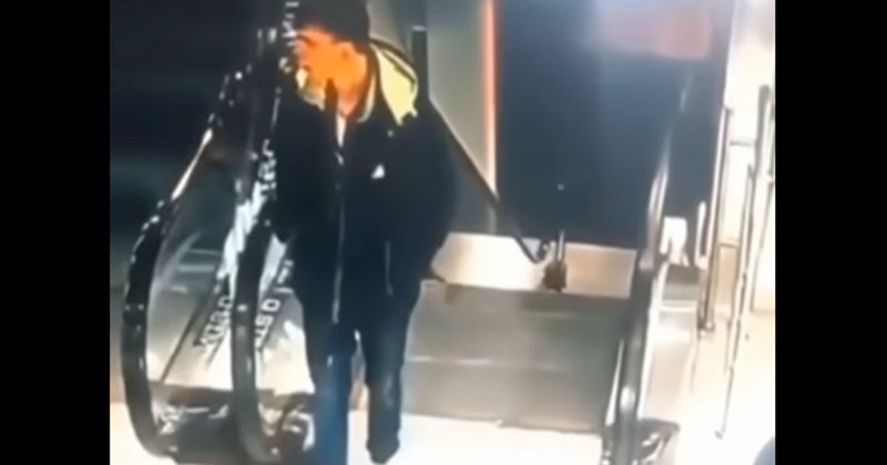 Nadzorna kamera je uhvatila bizarnu nezgodu na pokretnim stubama, nesvakidašnji peh nasmijao je Fejs