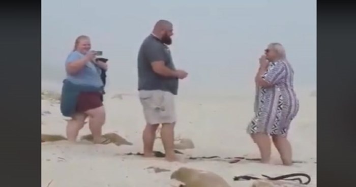 Snimka prosidbe na plaži postala je viralna zahvaljujući nespretnoj snimateljici, prekomična je!