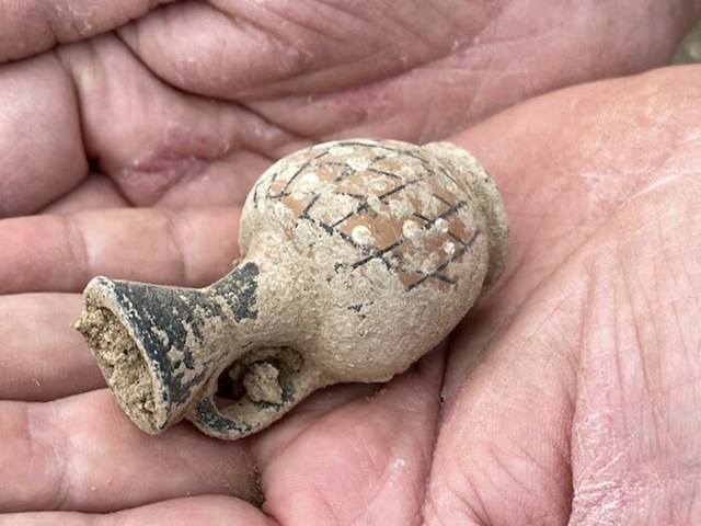 Lekythos (posuda za parfem) pronađena je u grobnici feničke i punske nekropole u Nori, Sardinija, tijekom arheološke kampanje Sveučilišta u Padovi