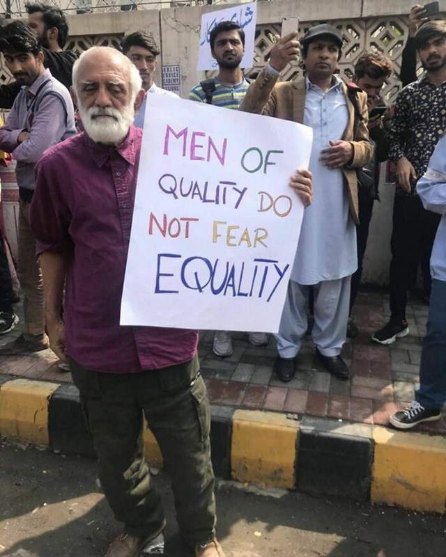 Plakat viđen na maršu za prava žena u Pakistanu 2020. godine