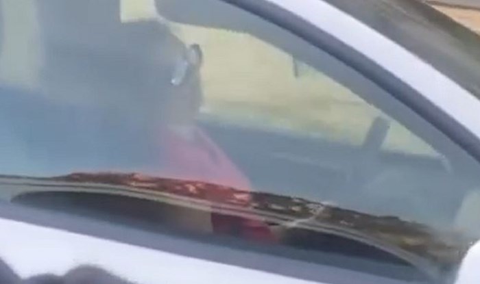 Šokantna snimka s autoceste u SAD-u podijelila je javnost- pogledajte što radi vozačica Tesle