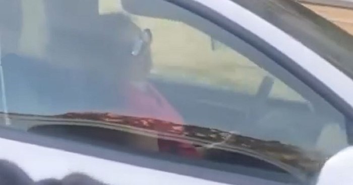 Šokantna snimka s autoceste u SAD-u podijelila je javnost- pogledajte što radi vozačica Tesle
