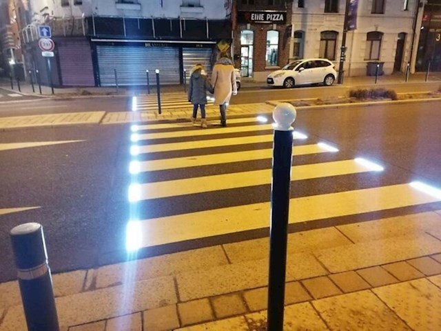 Svjetleći pješački prijelaz u Francuskoj, kada se pojavi osoba svjetla se upale kako bi upozorila vozače