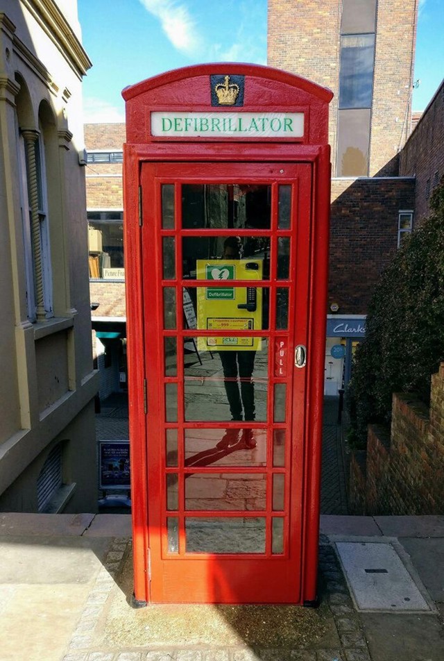 London svoje famozne telefonske govornice prenamjenjuje u defibrilatore