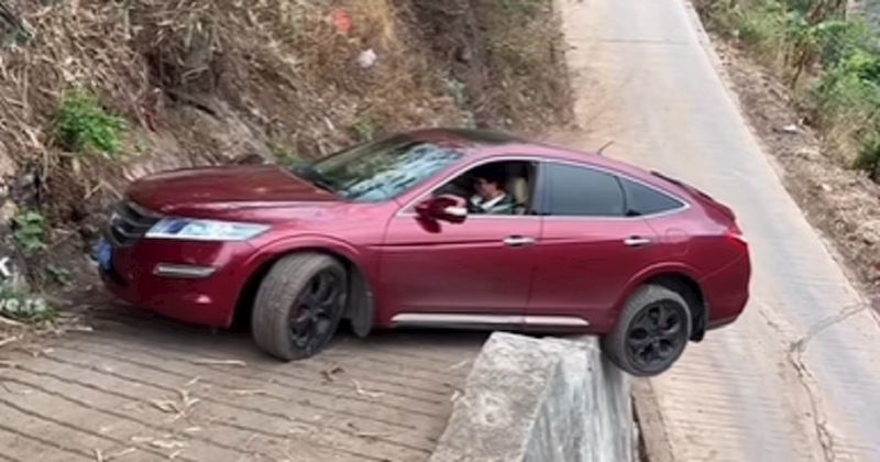 Pokušao je okrenuti auto na najnezgodnijem mjestu, ovu nemoguću misiju pogledat ćete u jednom dahu!