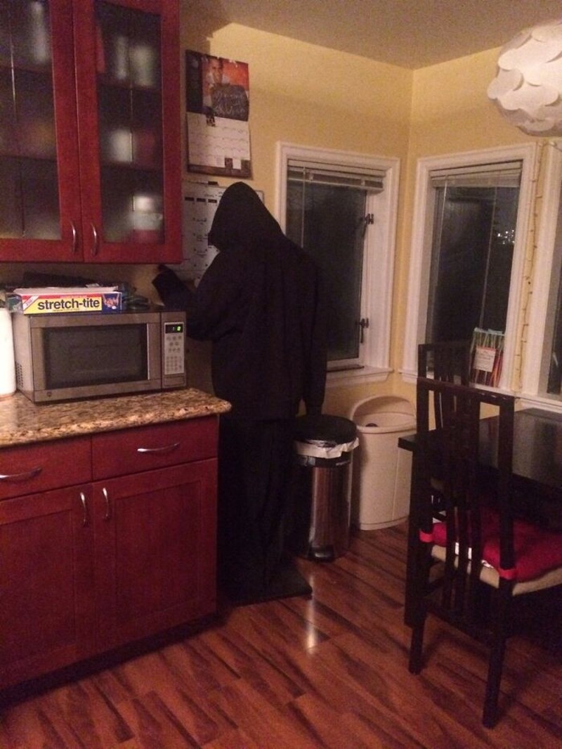 Našao sam lutku i obukao je, jedva čekam da se cimeri vrate kući