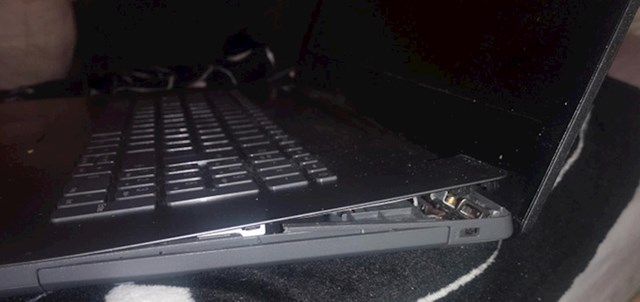 Laptop mi je ostao na krovu auta i pao je kada sam krenuo voziti