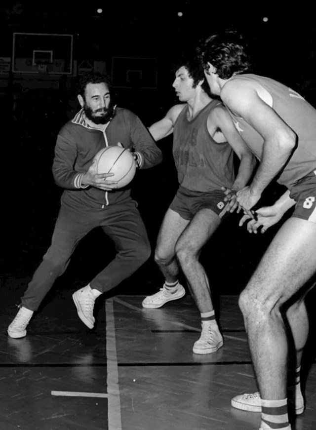 Fidel Castro igra košarku protiv studenata tijekom posjeta Krakovu, Poljska, 1972.