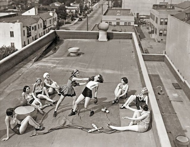 Žene boksaju na krovu, 1938.