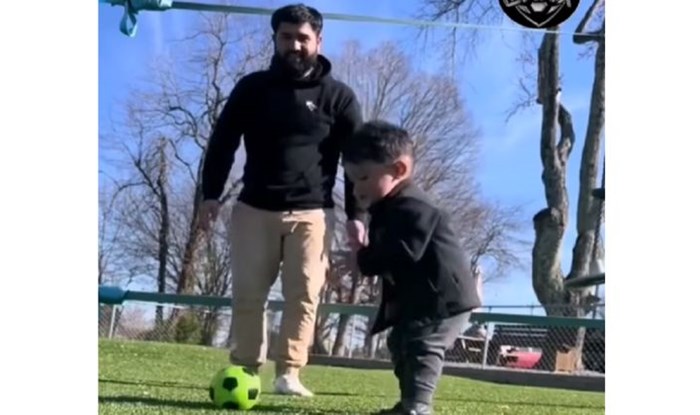 Tata ga je učio kako šutirati loptu, a onda je klinac napravio nešto preslatko. Video je prejak!