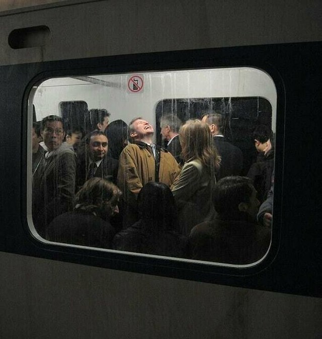 Tko kaže da su ljudi u javnom prijevozu uvijek umorni i tmurni?