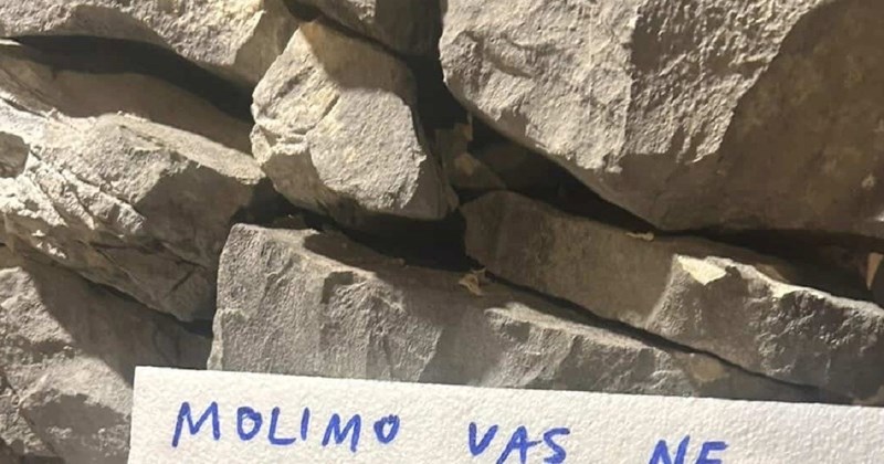 Dalmatinac ima bizarnu molbu za prolaznike, natpis se brzinom munje širi regijom