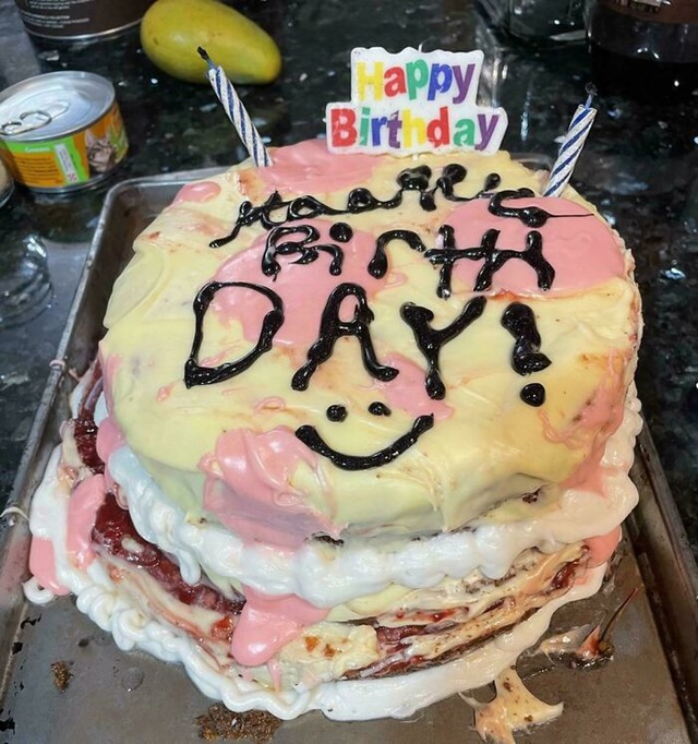 Torta jagoda-krava koja se raspada