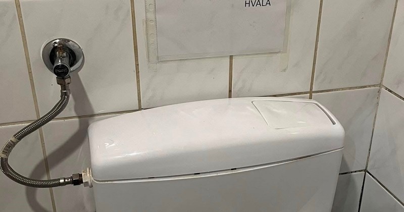 Molba konobara fotkana u wc-u kafića nasmijala je tisuće na Fejsu, prekomična je