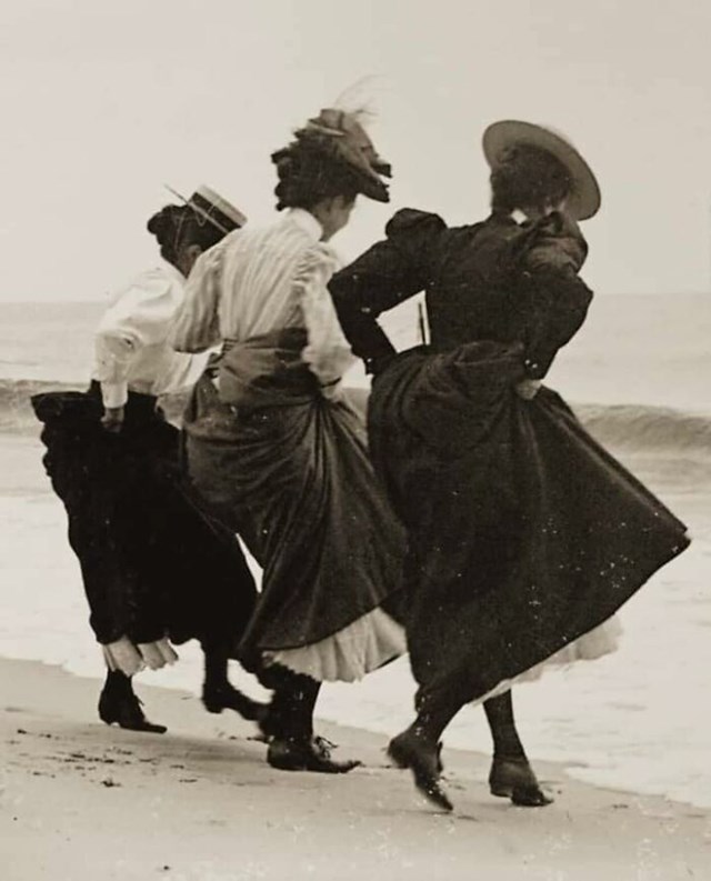 Tri dame na plaži, 1895.