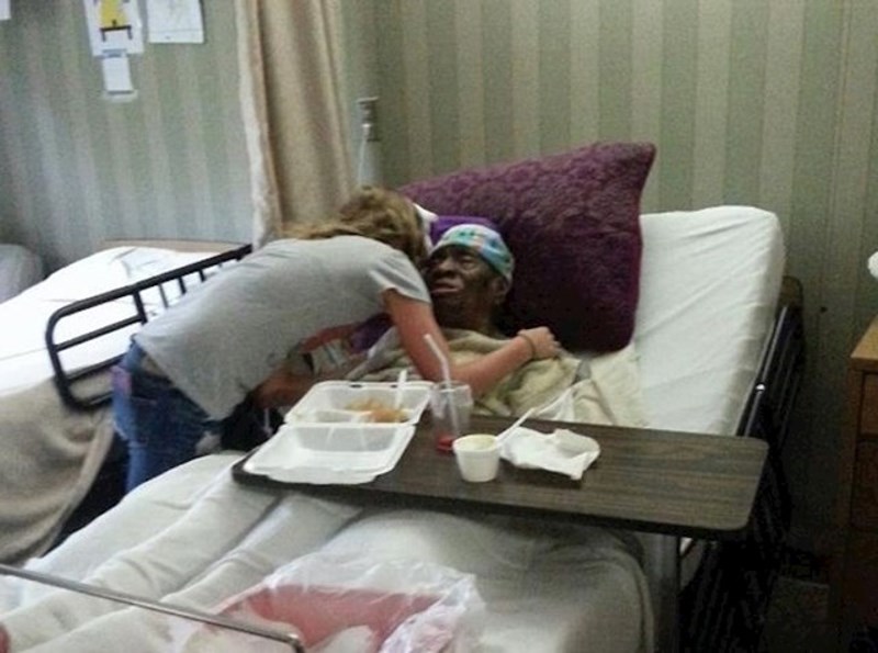 "Ispekla sam kekse i odnijela ih u lokalni dom za starije. Ovo je gospođa Posey, njegovateljica je rekla da joj nitko nije došao u posjetu tri godine... I ona i ja smo plakale nakon ovog zagrljaja"