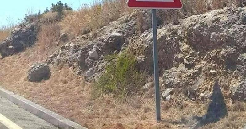 Prometni znak snimljen negdje u Dalmaciji apsolutni je hit na Fejsu, odmah ćete vidjeti zašto