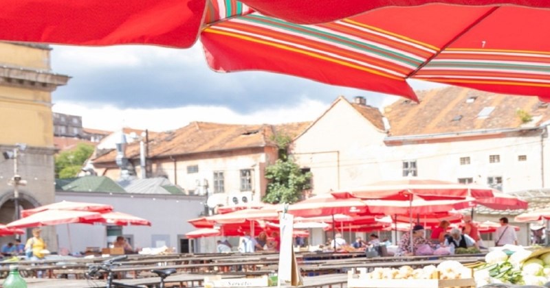 Prodavač na placu prodaje nešto genijalno, ideja je oduševila kupce, a onda i ostatak regije