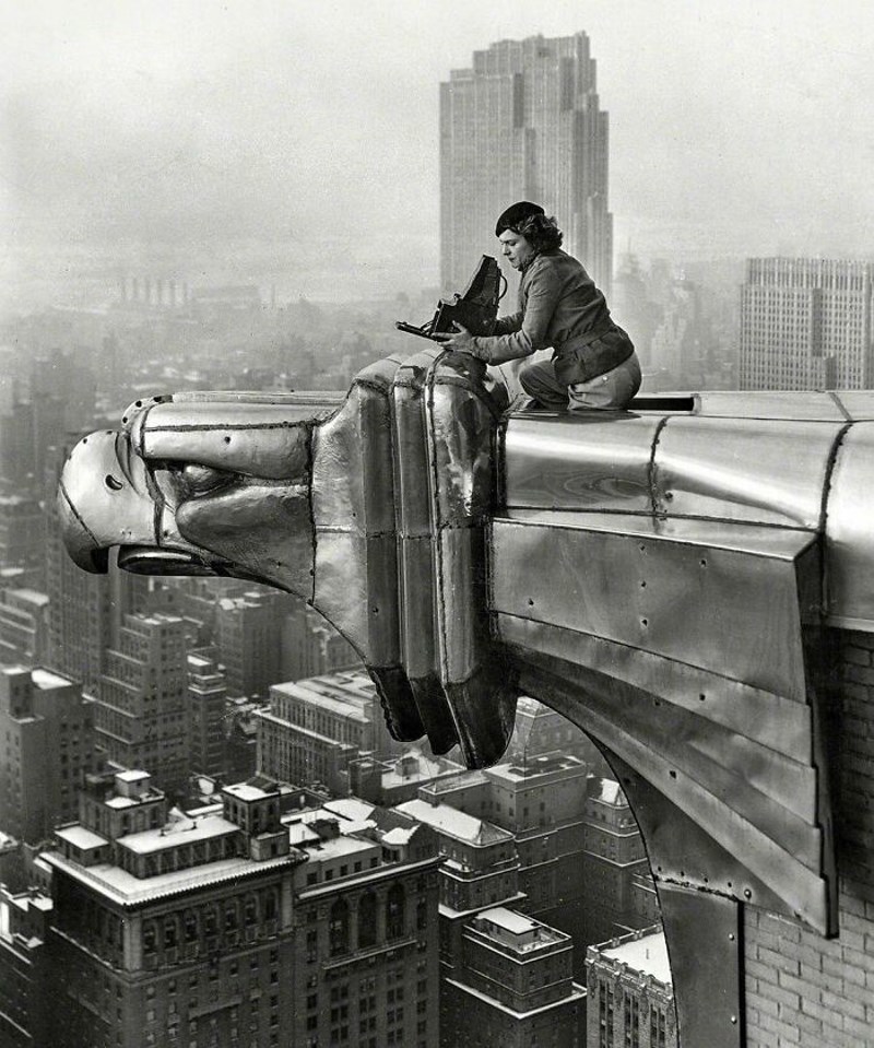 Američka fotografkinja Margaret Bourke-White na vrhu Chryslerove zgrade. New York, SAD. 1930. Snimio: Oscar Graubner. Bourke-White bila je prva američka ratna fotoreporterka.