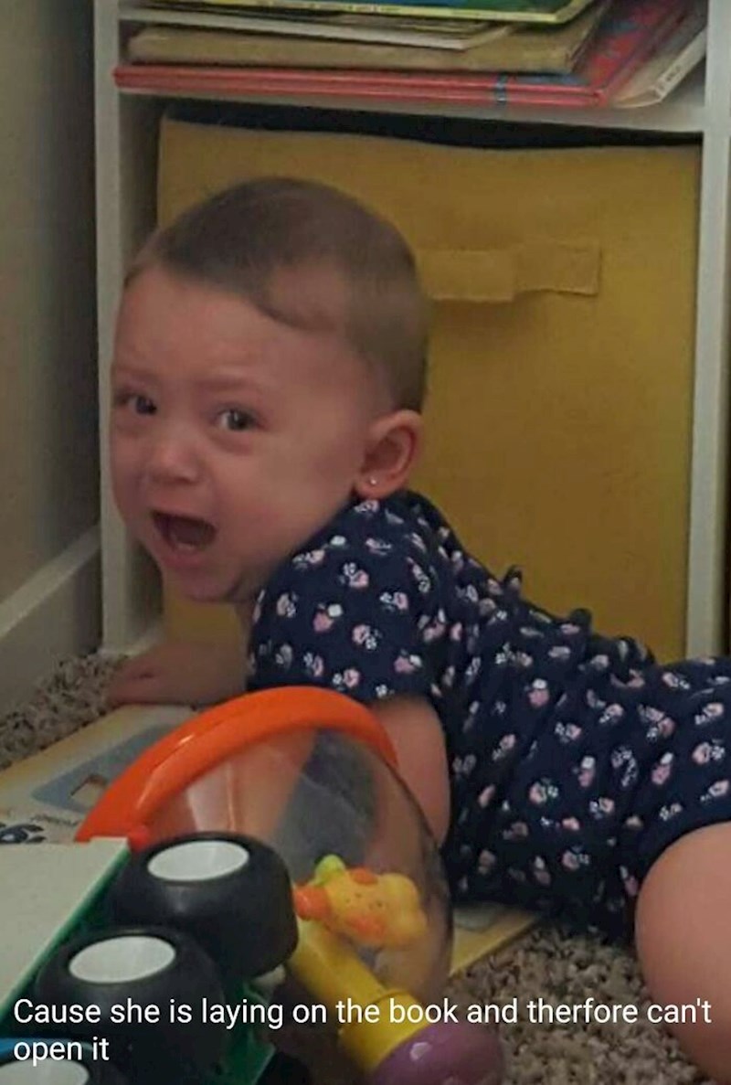 Plače jer ne može otvoriti knjigu na kojoj leži