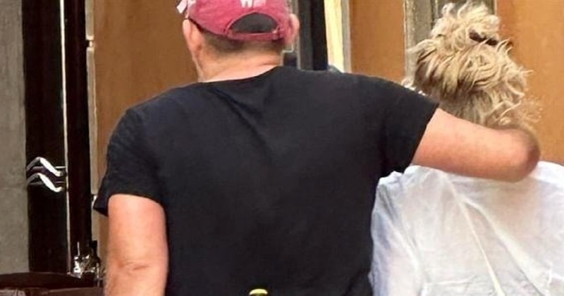 Par turista fotkan u šetnji gradom hit je na Fejsu, prizor je istovremeno bizaran i urnebesan