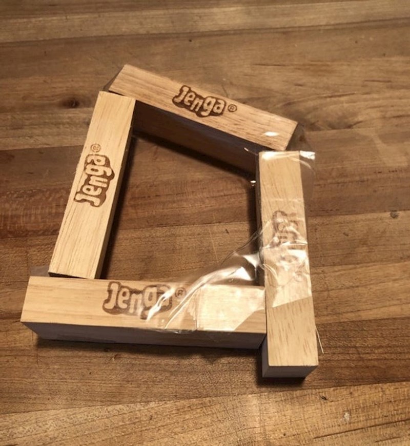 Sin je napravio narukvicu svojoj sestrici