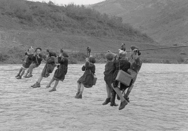 Djeca prelaze rijeku koristeći koloture na putu do škole, 1959., Italija