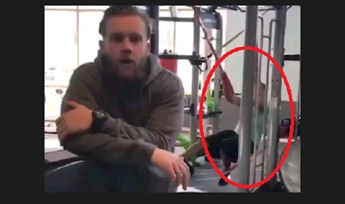 Trener je davao savjete o vježbanju, ali snimka je postala hit radi showa u pozadini. Morate vidjeti
