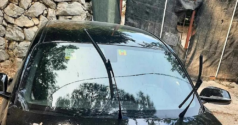 Bahati vozač autom je zagradio prolaz pa su mu mještani ostavili simboličnu poruku, morate vidjeti