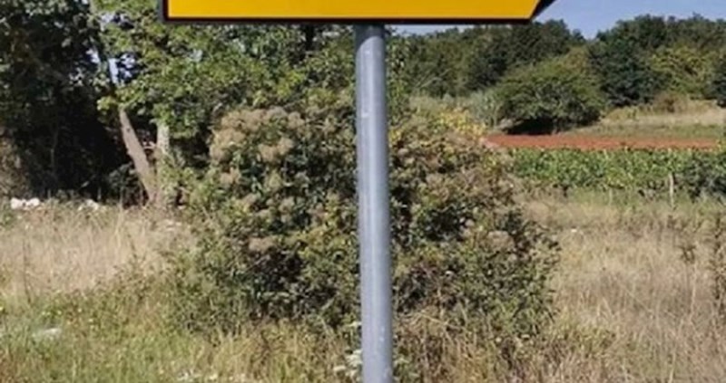 Netko je dodao riječ na znak na ulazu u jedno istarsko mjesto, fora je odmah postala hit