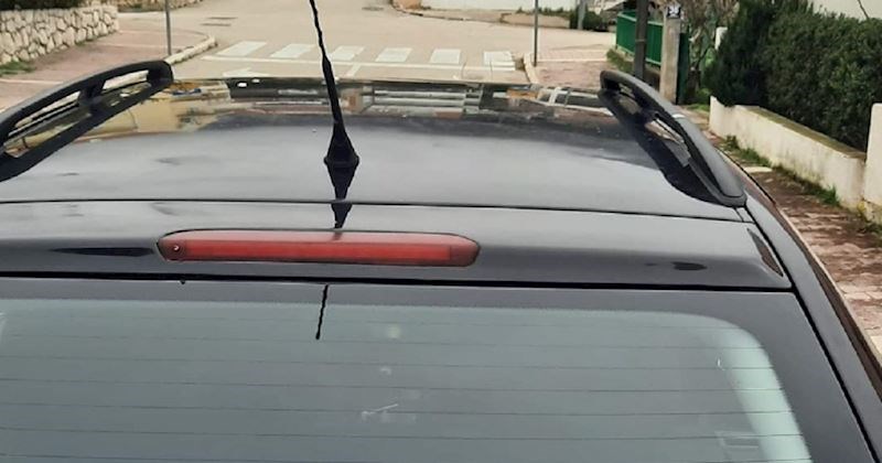 Natpis na automobilu u Tučepima nasmijao je društvene mreže, morate vidjeti ovo hit objašnjenje!