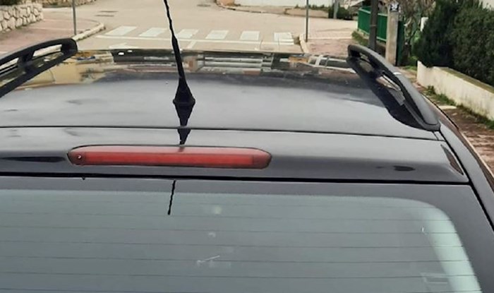 Natpis na automobilu u Tučepima nasmijao je društvene mreže, morate vidjeti ovo hit objašnjenje!