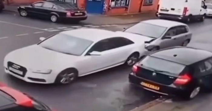Sudar dvaju auta postao je hit na Fejsu zbog scene koja se dogodila netom nakon, urnebesna je!