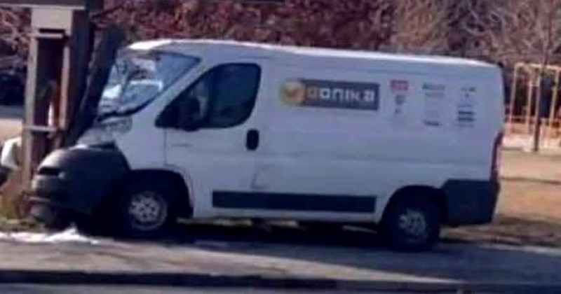 Kombi se zabio u billboard, scena se masovno širi mrežama zbog bizarne slučajnosti