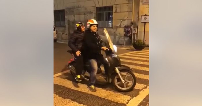 Motoristima je netko neočekivan blokirao put, komična snimka hit je na Fejsu