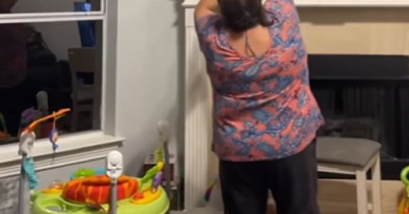 Žena je držala muža da ne padne dok mijenja žarulju, odmah ćete vidjeti zašto je ispala viralni hit