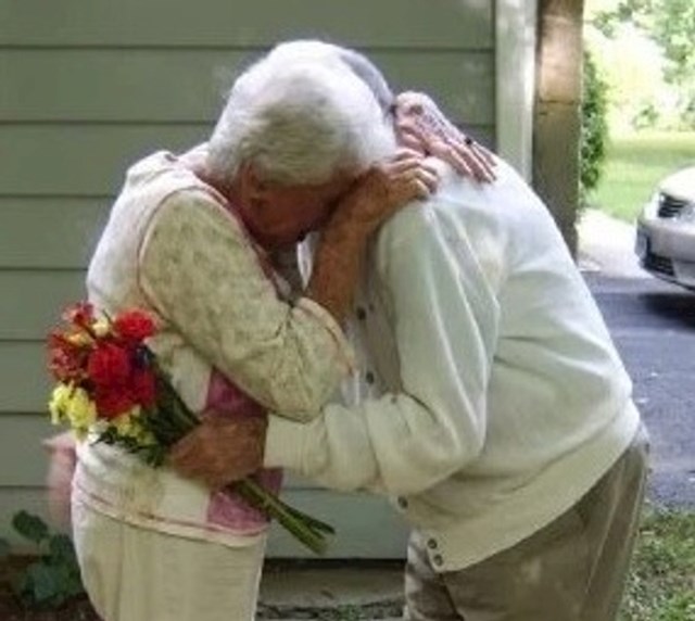 Moj djed je imao Alzheimera, ali kad god bi vidio moju baku, rekao bi, "Vidi moju lijepu ženu!"