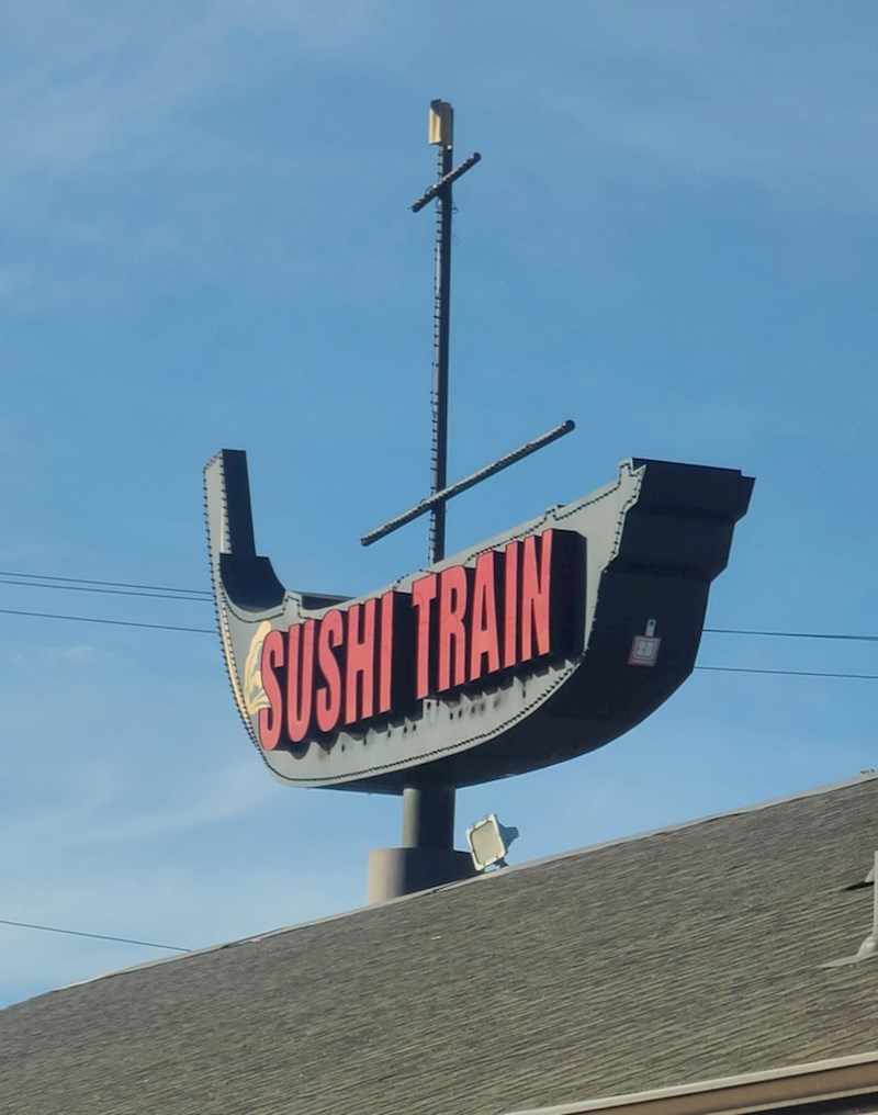 "Sushi train" natpis na reklami u obliku broda?